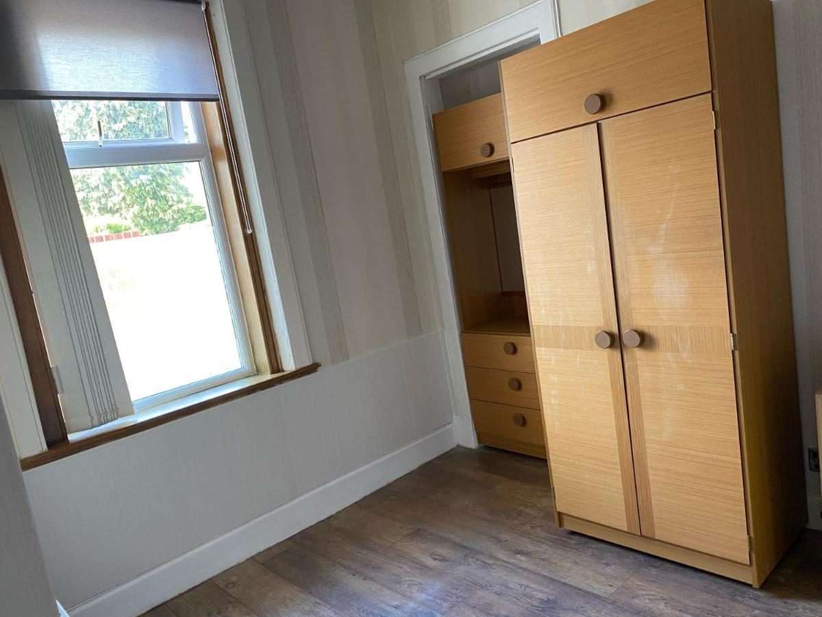 1 Bed In The Outskirts Of Edinburgh, Free Wifi & Street Parking, Self-Catering Lejlighed Broxburn Eksteriør billede