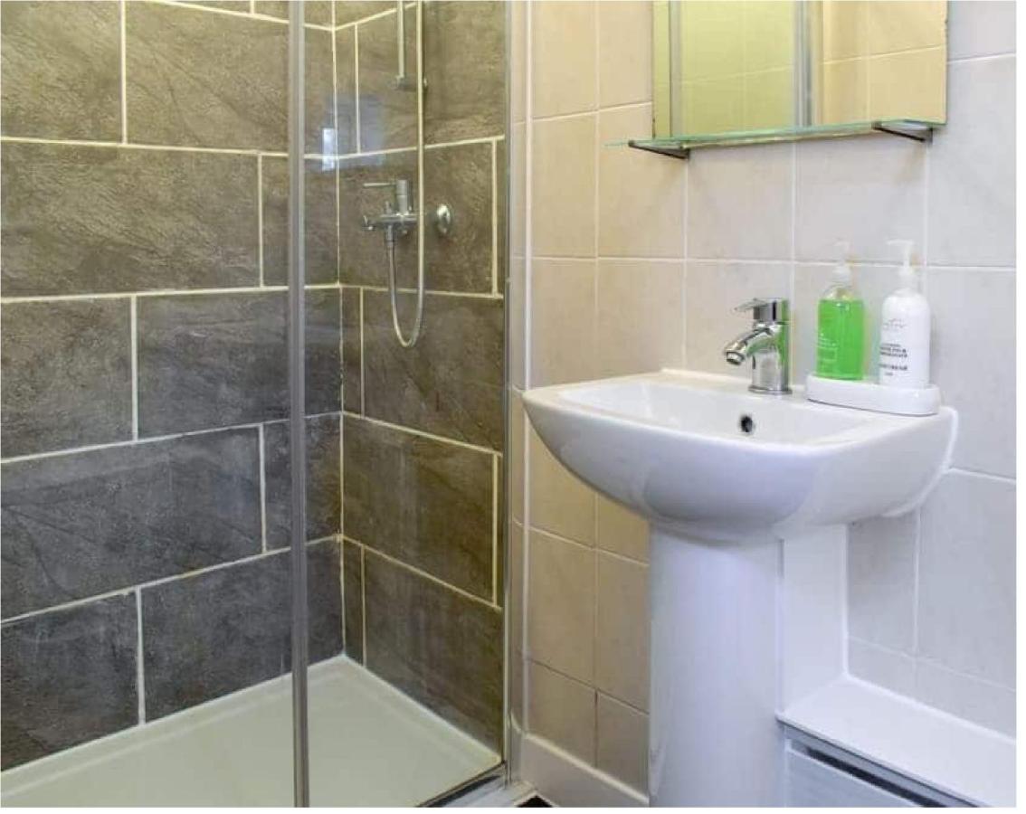 1 Bed In The Outskirts Of Edinburgh, Free Wifi & Street Parking, Self-Catering Lejlighed Broxburn Eksteriør billede